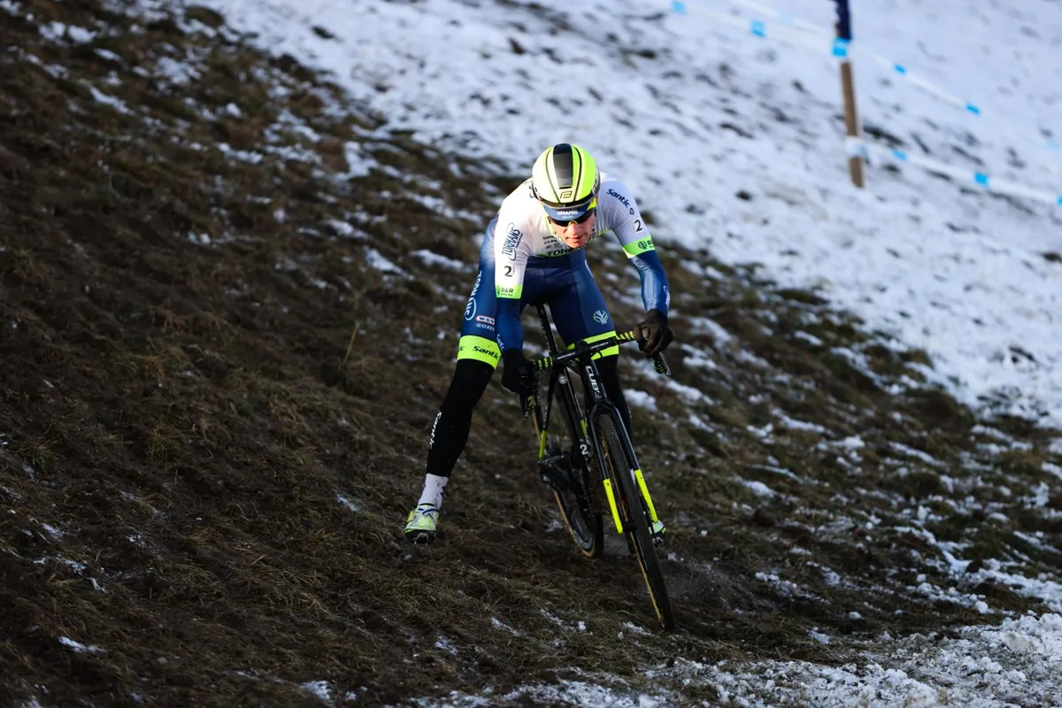Nicht zu bezwingen: Kevin Kuhn wurde in Hittnau Schweizer Meister., Der Gibwiler fuhr bei schwierigen Bedingungen ein überzeugendes Rennen., Nur ganz zu Beginn sah die Konkurrenz Kuhn aus der Nähe.