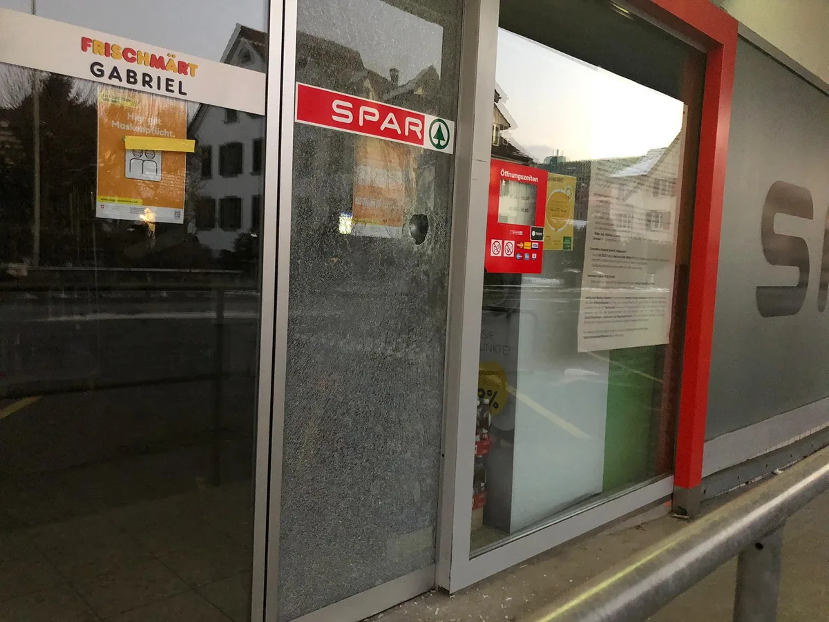 whatsapp_image_2021-01-10_at_17-39-37_1 Die Scheibe des Rütner Spars wurde beschädigt., Die Sachbeschädigung fand am Sonntagmorgen statt., Der Schaden beträgt gemäss der Zürcher Kantonspolizei einige hundert Franken.