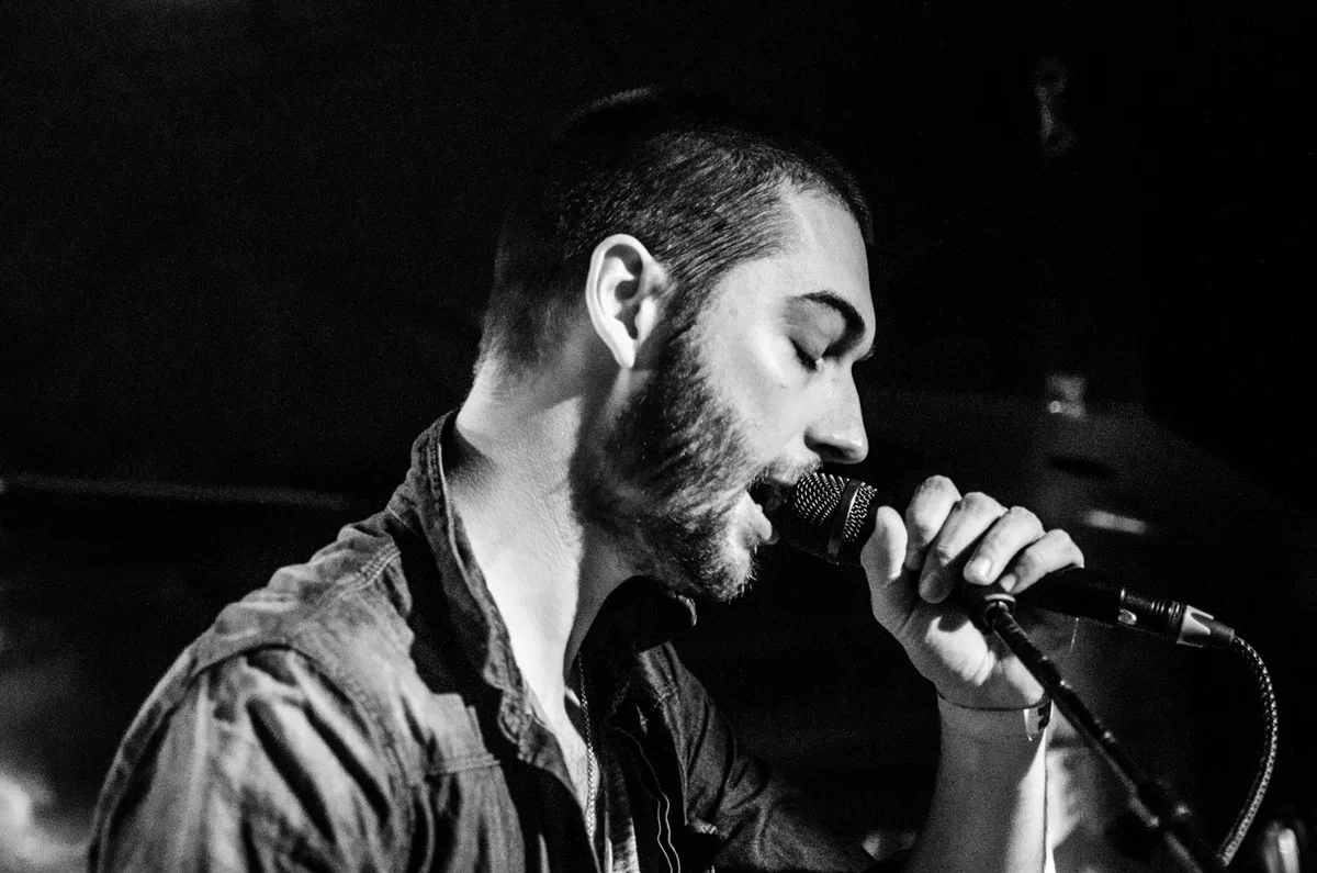 1540524_10203192379191504_2011633798_o Ramon Margharitis ist am 6. Januar nach einer Operation verstorben., Der Bandleader von Manolo Panic konnte 2017 etwa den Kulturpreis Chapeau! von Wetzikon entgegennehmen (4. von links), Er stand auf unzähligen Oberländer Bühnen (hier mit roter Gitarre)., Er war wie geschaffen für die Bühne (hier oben ohne)., Ein Bild aus den Anfängen von Manolo Panic - Margharitis springt am höchsten., Seinen Hang zur Bühne fand er schon als Teenager., Hier als Bandleader der Teenie-Band The Noodles.