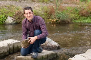 f_altermatt Forscher Florian Altermatt kennt das Tier des Jahres nur allzu gut – seit zehn Jahren erforscht er Bachflohkrebse., Die kleinen Tiere fressen heruntergefallene Blätter und werden wiederum von Fischen und Vögeln verspeist.