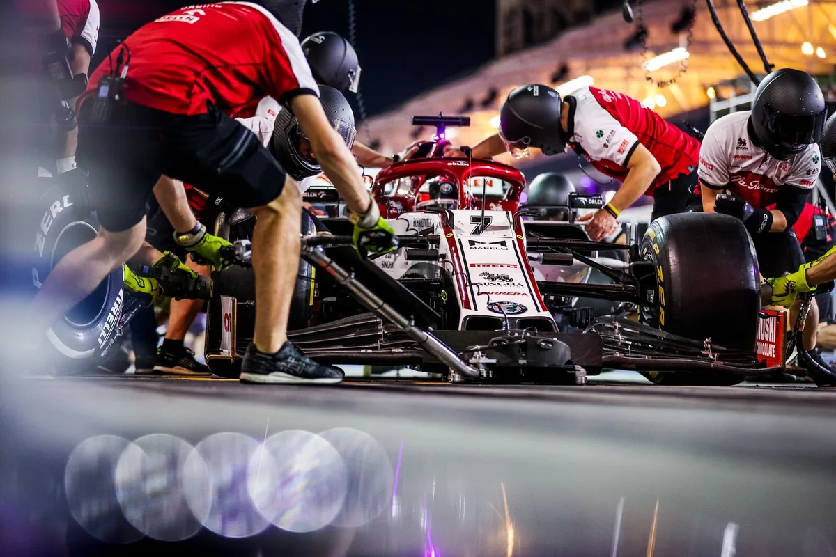 large-2020_sakhir_grand_prix_-_friday Sauber-Mechaniker arbeiten am Auto von Kimi Räikkönen.