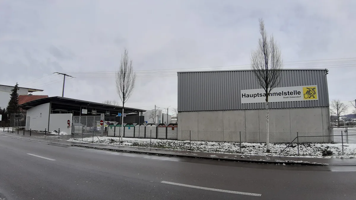 13012021_hauptsammelstelle3_tba Die Dübendorfer Hauptsammelstelle: Weil das System missbraucht wurde, gibts jetzt Beschränkungen., Jetzt hängt er wieder in den Dübendorfer Haushalten: der Wertstoffkalender., Natürlich gibt es einen Graubereich: Ist das jetzt schon ein Kubikmeter oder nicht? Auf alle Fälle ist der Karton nass.