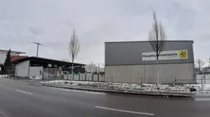 13012021_hauptsammelstelle3_tba Die Dübendorfer Hauptsammelstelle: Weil das System missbraucht wurde, gibts jetzt Beschränkungen., Jetzt hängt er wieder in den Dübendorfer Haushalten: der Wertstoffkalender., Natürlich gibt es einen Graubereich: Ist das jetzt schon ein Kubikmeter oder nicht? Auf alle Fälle ist der Karton nass.