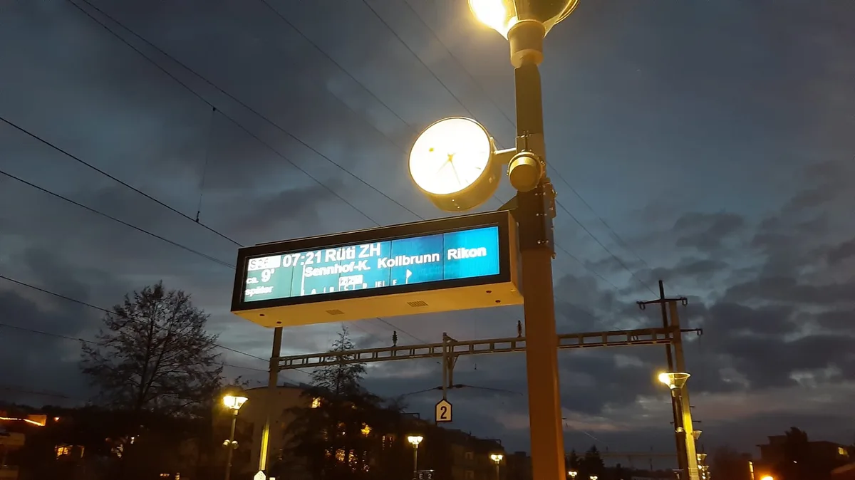 1301_sbb-s26_1_pd Pendler im Tösstal brauchten am Mittwochmorgen Geduld. Die S26 in Richtung Rüti hatte Verspätung., Grund dafür dürfte wohl dieser Zug sein, der das Gleis 2 im Bahnhof Winterthur-Seen blockierte, wie ein Leserreporter berichtet.