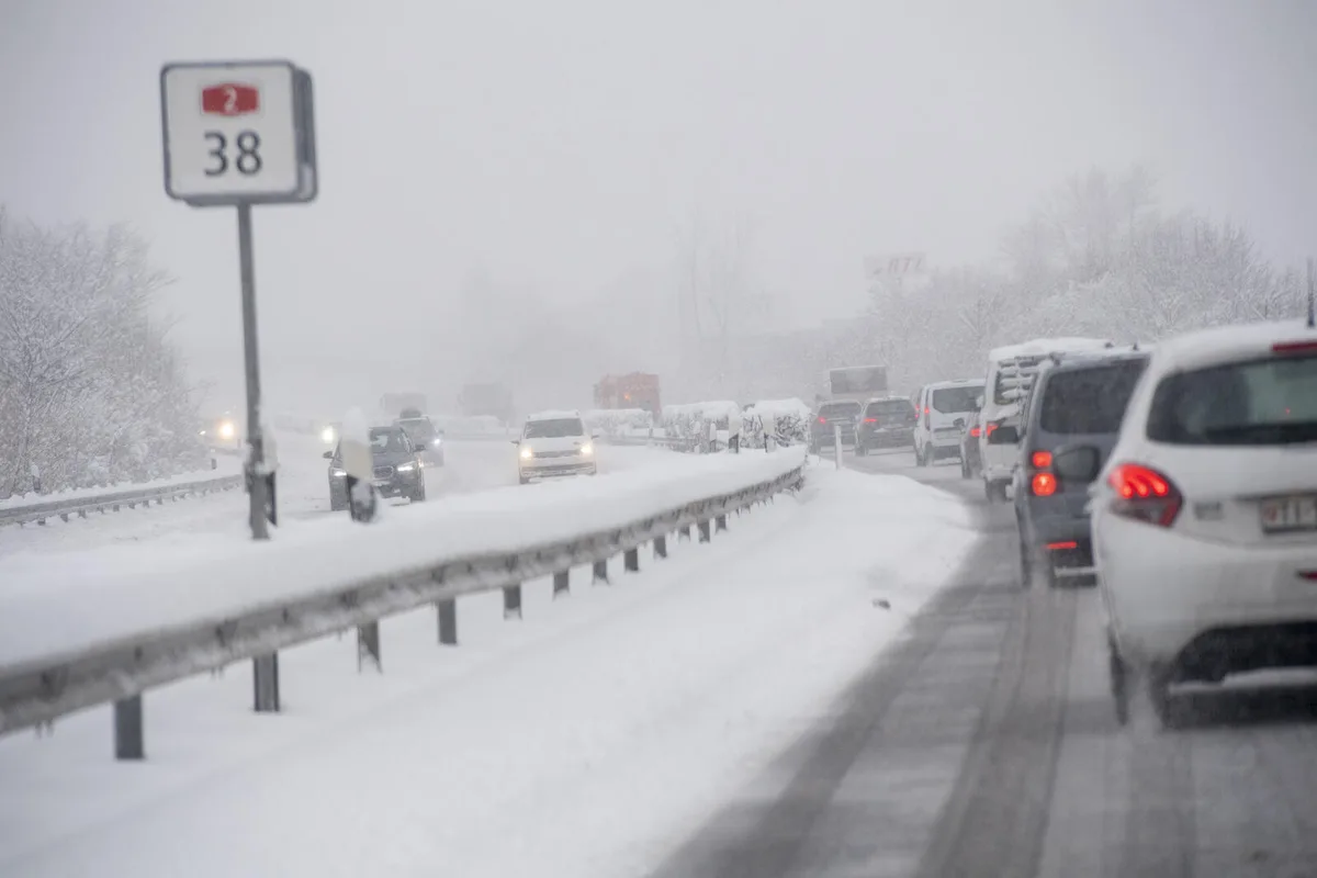 1301_schneefall_1_keystone Starke Schneefälle könnten für prekäre Strassenverhältnisse sorgen. Die Räumungstrupps könnten gefordert sein.