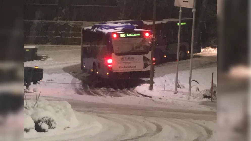 1301_vzo-bus-quer_1_pd Ein Bus der VZO-Linie 880 blieb am späten Dienstagabend in Wolfhausen nach dem Kreisel Richtung Bubikon im Schnee stecken., Am Dienstagnachmittag hatten Schneeräumungsdienste viel zu tun.