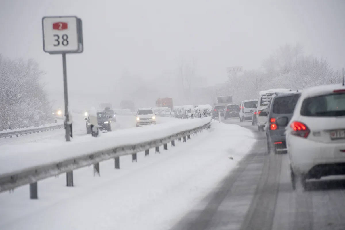 20201228134128147 Kein Durchkommen mehr: Die Buslinie 807 ist wegen Schneefall auf unbestimmte Zeit stillgelegt.