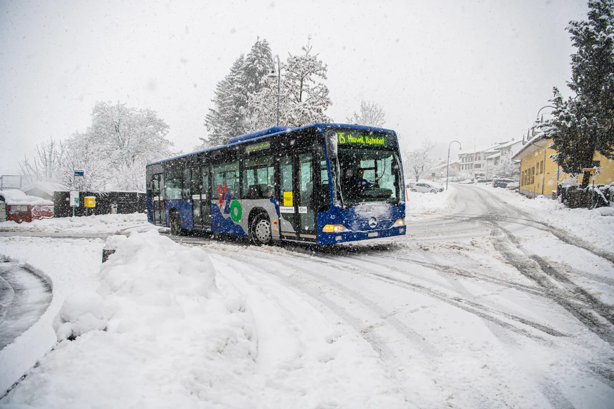 bezirkhinwil_14012021_schnee_sbo_20_2 Im ÖV kam es zu Verspätungen und Ausfällen., Obwohl die Strassen stetig geräumt werden, sind sie sofort wieder weiss., Eine dünne Eisschicht bedeckt den Ringwiler Weiher., Weniger stört der Schnee hier im Ringwiler Wald., Da lockt das Homeoffice doch schon mehr. Viele Autos blieben am Donnerstag stehen., Überall konnte man Menschen beobachten, die vor Ihrer Haustür Schnee schaufeln., Ein Verkehrslotse sorgt für Ordnung im Schneechaos
