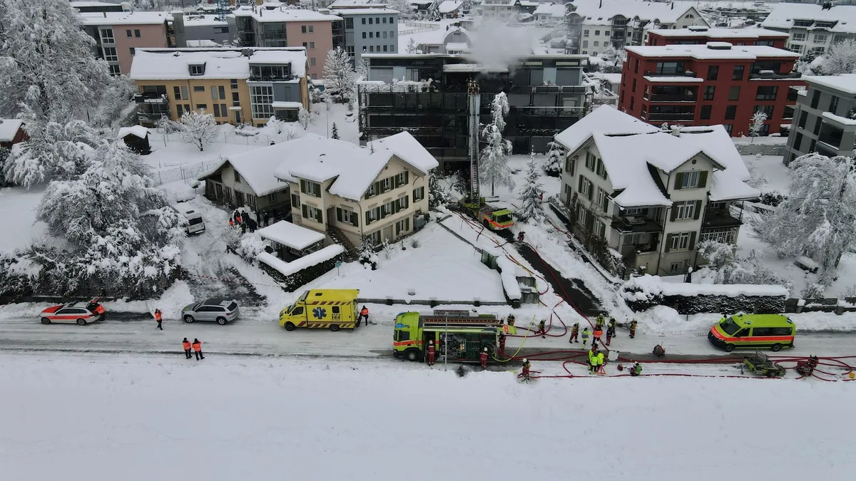 brand_kapo_zh Zwei Wohnungen sind nach dem Brand nicht mehr bewohnbar – die Betroffenen haben inzwischen eine neue Bleibe gefunden., Sicherheitsvorstand Anton Diethelm hat die Arbeit der Einsatzkräfte begleitet.