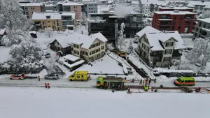 brand_kapo_zh Zwei Wohnungen sind nach dem Brand nicht mehr bewohnbar – die Betroffenen haben inzwischen eine neue Bleibe gefunden., Sicherheitsvorstand Anton Diethelm hat die Arbeit der Einsatzkräfte begleitet.