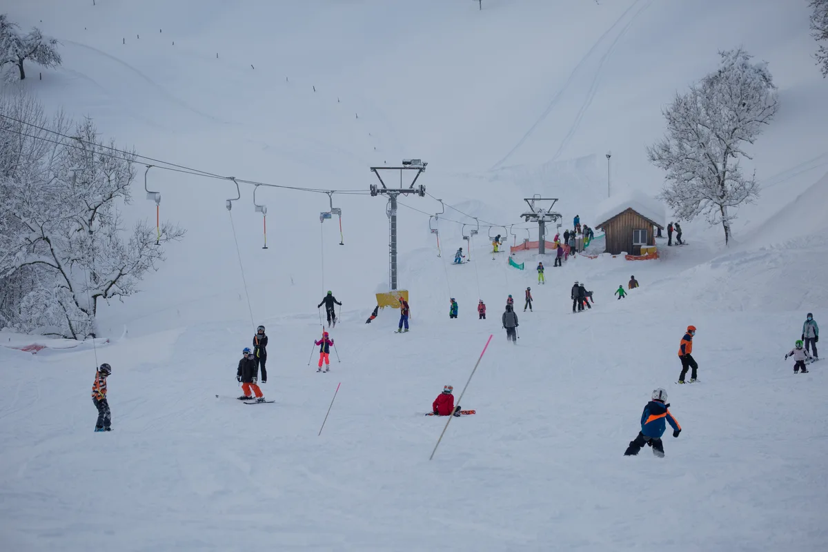 Die reichen Schneemassen locken Wintersportler auch im Tösstal auf die Piste; hier in Sternenberg., Auch der Skilift in Steg war am Wochenende beliebt. , Einige sind sportlich unterwegs..., ... andere eher noch ein bisschen unsicher auf den Beinen ..., ... die nächsten lassen sich einfach tragen... , ... oder ziehen. , Doch auch unter den Kleinen sind wagemutige Raser dabei., Der perfekte Hang zum Böbbeln befindet sich in Gyrenbad. , Da freut sich jemand auf die Abfahrt. , Ortskenntnisse waren am Wochenende von Vorteil. Auswärtigen dürfte diese Beschilderung wenig genützt haben., Auch ohne offene Restaurant kamen die hungrigen Schneefans zu Verpflegung., Möglich war nebst Skifahren auch Schneeschuhlaufen ..., ... oder schlitteln mit dem Davoser., Sogar der Hund durfte mit ins Schnee-Abenteuer.