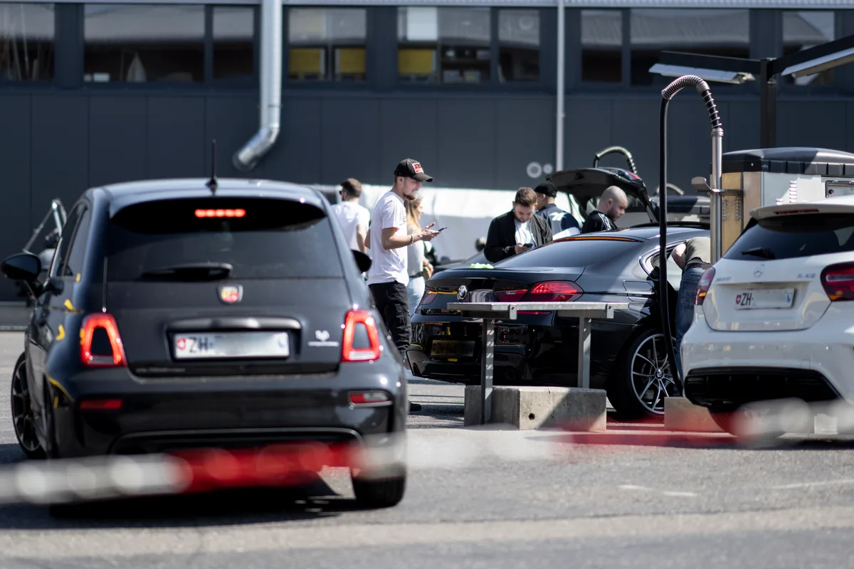 uster_04042020_happycarwash_crm_4 Autos erzeugen Lärm und stören die Ruhe in der Stadt. Ein Parlamentarier will nun diesbezüglich Lösungsvorschläge vom Stadtrat., Wie der Einsatz mit Pflanzenschutzmittel in der Stadt geregelt ist, war Thema einer Interpellation zweier Grünen Gemeinderäte. , Von Gemeinderat Patricio Frei (Grüne) stammt ein Vorstoss, der sich mit dem Anteil lokalem Solarstrom in Uster beschäftigt.