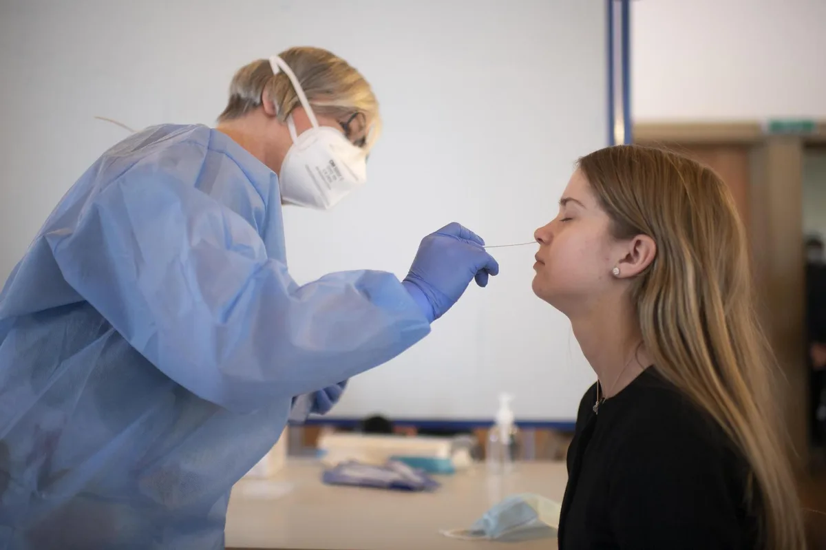In Volketswil müssen sich gleich 500 Schülerinnen und Schüler testen lassen. Foto: Keystone (Symbolbild)
