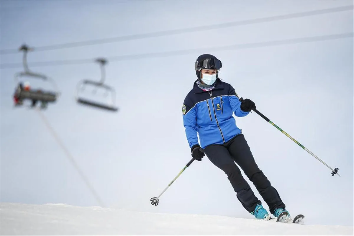 Was tun, wenn der Bergort zum Hotspot wird? Skifahrerin in Villars-sur-Ollon. Foto: Valentin Flauraud (Keystone)