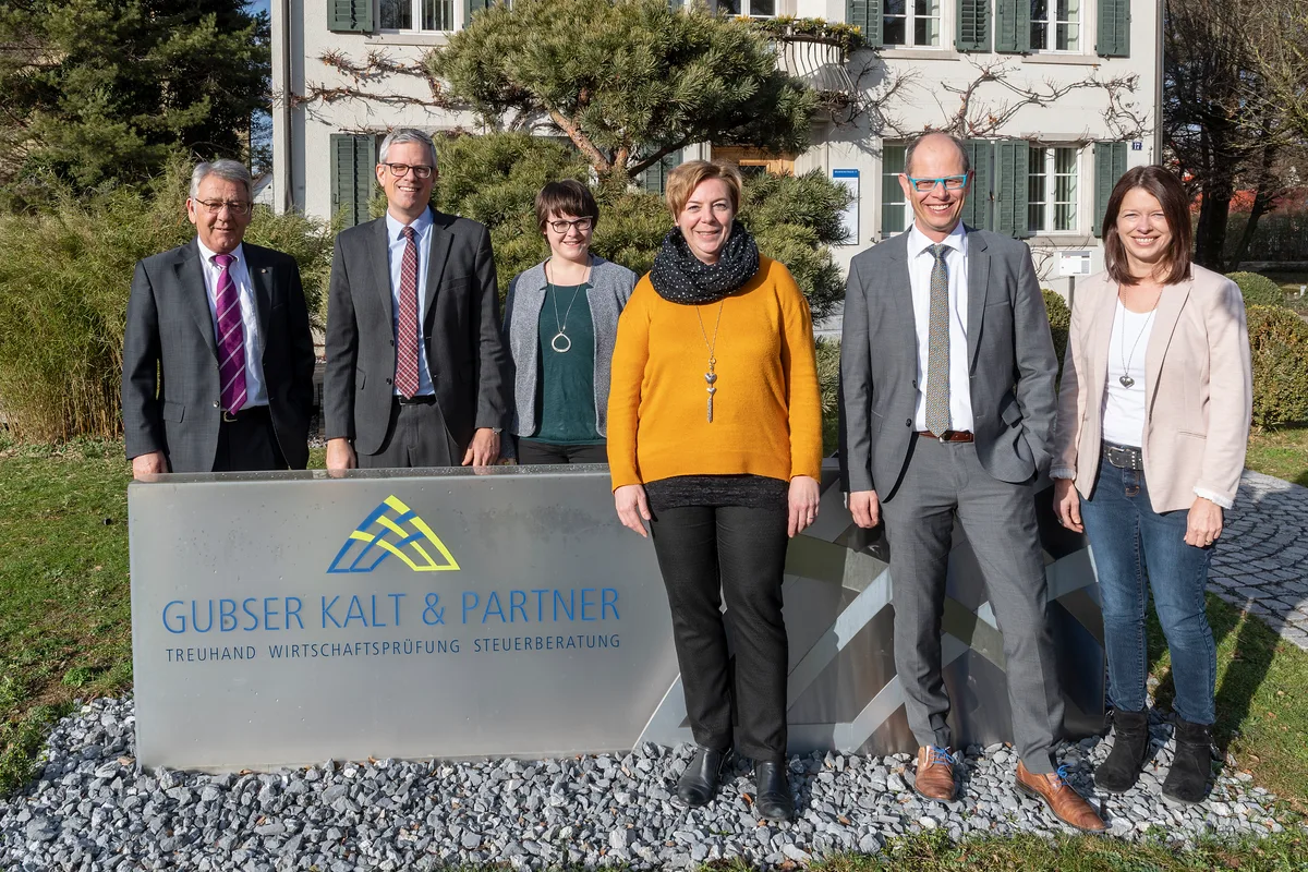 teamfoto Die Steuerexperten von Gubser Kalt & Partner gaben hilfreiche Tipps zur Steuererklärung., Thomas Witschi, diplomierter Treuhandexperte., Nicole Zimmermann, Treuhänderin mit eidgenössischem Fachausweis., Monika Zwirner, diplomierte Treuhandexpertin., Barbara Kellermüller, Steuerfachfrau.