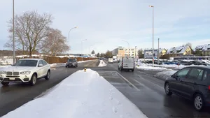 21012021_einfahrt_gfenn4_tba Wer sich hier von von der Gfennstrasse (rechts) in die Ueberlandstrasse einfädeln will, braucht Geduld..., ... und ein paar Extra-Pferdestärken für einen schnellen Start können auch ganz hilfreich sein. , Der zu sanierende Strassenabschnitt ist rund 900 Meter lang.
