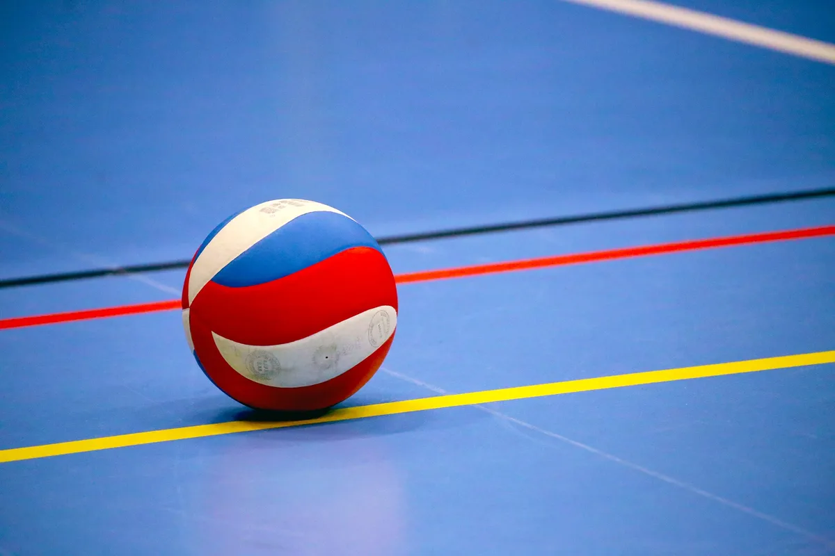 volleyball-1919440_1920 Die Bälle bleiben in Hinwil am Boden: Die Sporthallen auf Schulgelände sind für Vereine geschlossen.