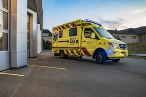 35_rtw Ein Rettungswagen der Regio 144 rückt mit Blaulicht zu einem Notfall aus. Das bedeutet für Verkehrsteilnehmer: Platz machen!
