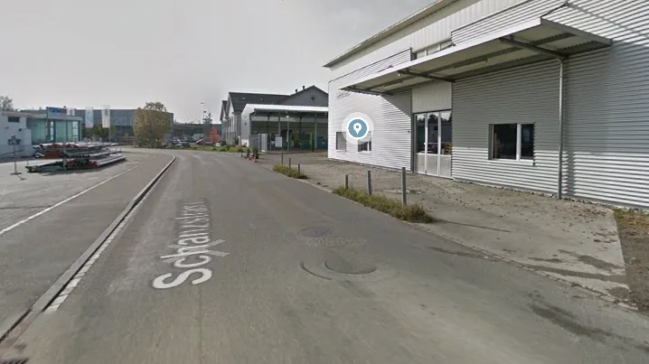 schanzstrasse Hier fuhr ein Fahrzeuglenker in eine Reihe von Eisenpfosten.