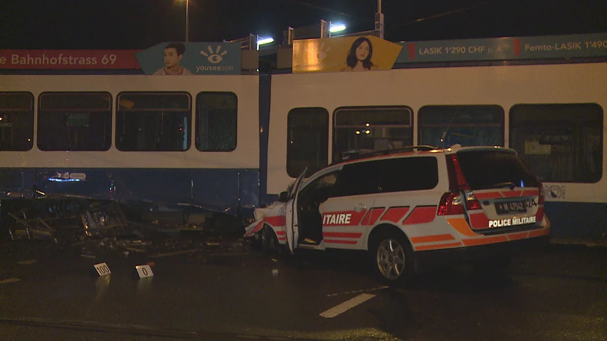 vu2 Kurz vor Mitternacht ist es in Dübendorf zu einem Unfall gekommen., Involviert waren ein Fahrzeug der Militärpolizei sowie ein Tram., Es entstand hoher Sachschaden., Betroffen war offenbar ein Tram der Linie 12.