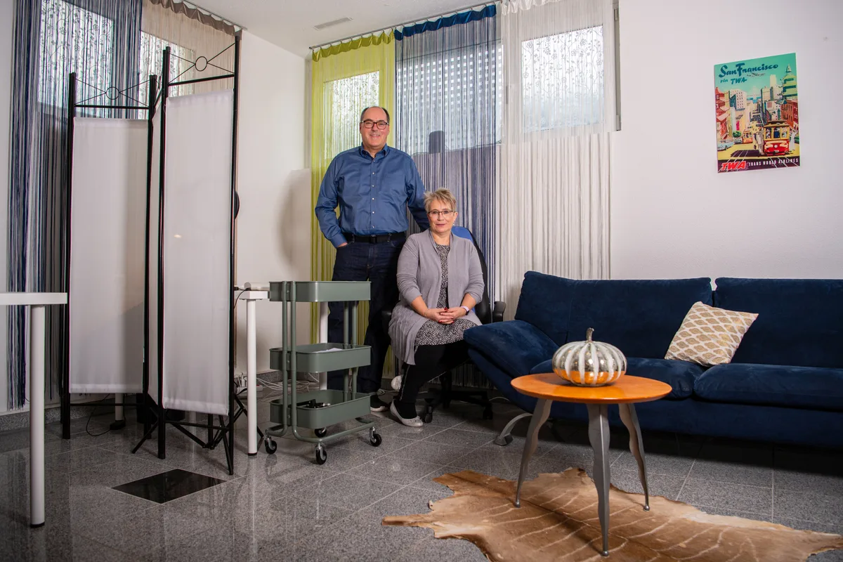 pfaeffikon_23012021_bednbreakfasthomeoffice_sbo_1 Andreas und Beatrice Hostettler haben in ihrem Bed and Breakfast drei Arbeitsplätze eingerichtet., Wer zu Hause nicht optimal arbeiten kann, soll hier eine Alternative finden., Andreas Hostettler sieht im BnB-Homeoffice keine Konkurrenz zu herkömmlichen Co-Working-Spaces.