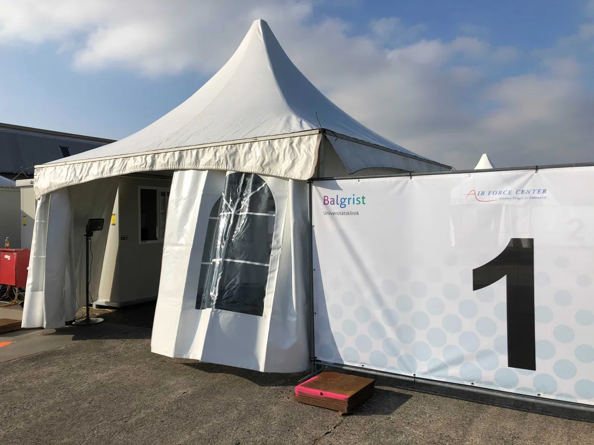 Auf dem Flugplatz Dübendorf neben dem Drive-In-Zentrum hätte das Spital Uster ein Impfzentrum errichten wollen., Aufgrund der Nähe zu den Impfzentren in der Stadt Zürich hat der Kanton sich nun aber gegen diese Pläne entschieden., Nun macht sich das Spital Uster auf die Suche nach einem anderen Standort., Die Stadt Wetzikon wird zusammen mit der Gemeinde Gossau bei der Eishalle in Wetzikon ein Impfzentrum betreiben., Das GZO wird das Projekt unterstützen.