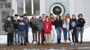 klassenfoto Die Hittnauer Klasse 1B: Für den Fototermin wurden die Masken nur ganz schnell abgezogen., Die Jugendlichen haben sich eingesetzt, um den Hittnauer Gewerbetreibenden eine Freude zu machen.