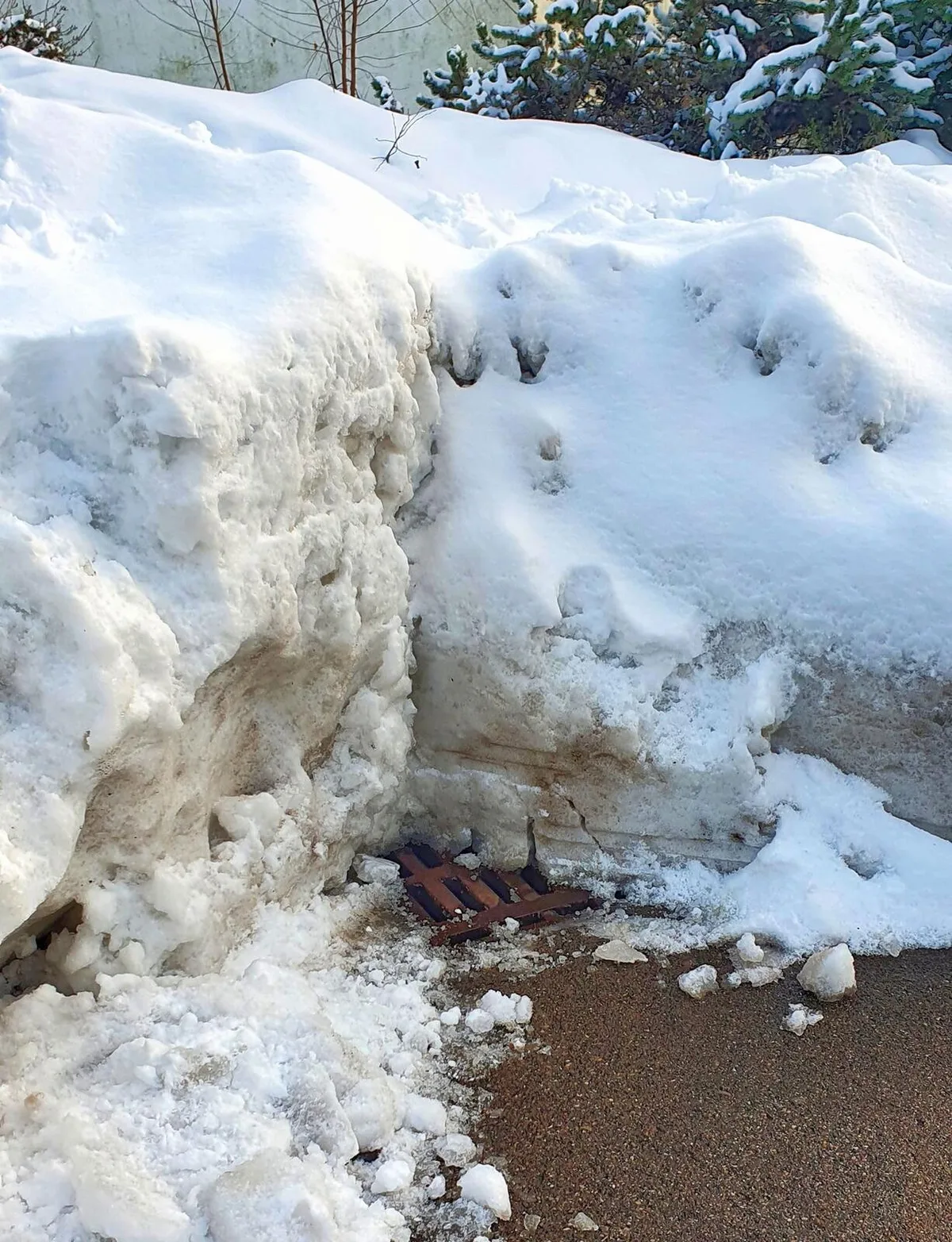 143003036_10159327930321079_1082722817948569773_o-1 Schnee auf Schächten kann zu Überschwemmungen führen.