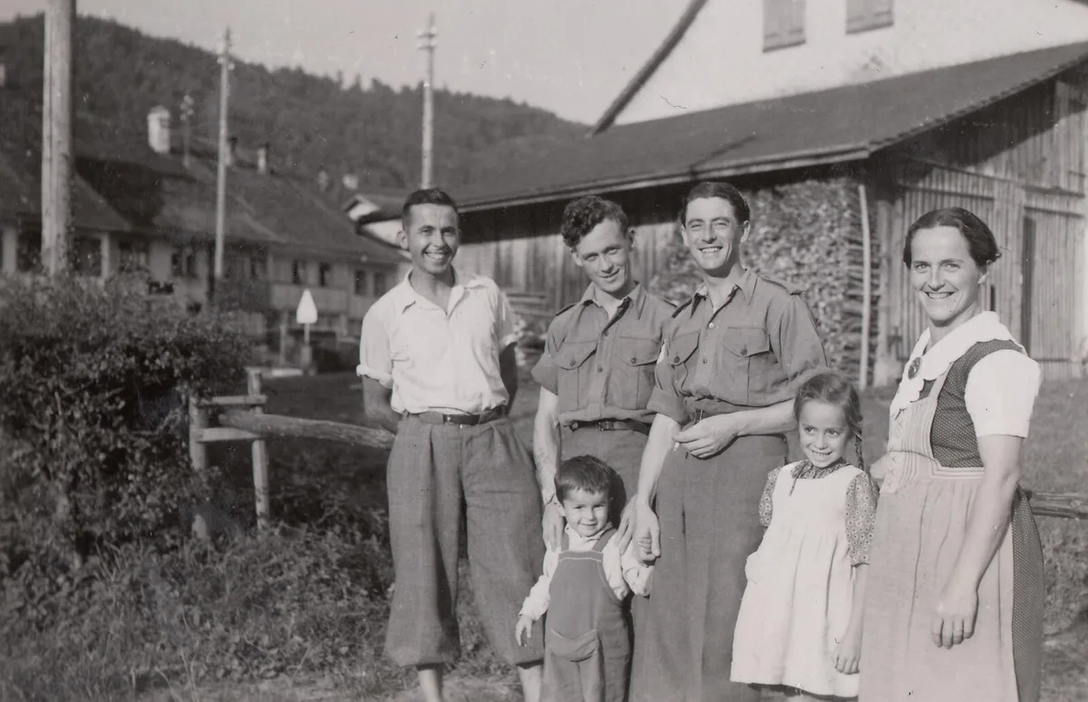 290121_internierte_im_toesstal_gaeh_1 Die Familie von Ursula Vetter auf einem Bild aus dem Jahr 1944 zusammen mit den Internierten Tom Wilson und Eric Bown., Weihnachtsfeier der internierten italienischen Soldaten. Dabei sind Gino Bollani und Ferdinando Girelli., Der britische Internierte Tom Evans mit den Kindern der Familie des Metzgers Rudolf Ott und Nachbarskinder im Jahre 1945., Die britische Soldaten Eric Bown und Tom Wilson mit zwei jungen Frauen aus Zürich, die in Turbenthal ihre Grosseltern besuchten., Der australische Internierte Harry Sibraa, der mit den britischen Soldaten kämpfte, beim Skifahren mit Frauen aus Turbenthal., Die Pflästerung vor der alten Turnhalle beim Schulhaus Hirsgarten in Rikon., Briefpapier der Nudelfabrik Weilenmann – hier die alte Anlage von Rikon noch abgebildet. Zirka zwischen 1910 und 1920.