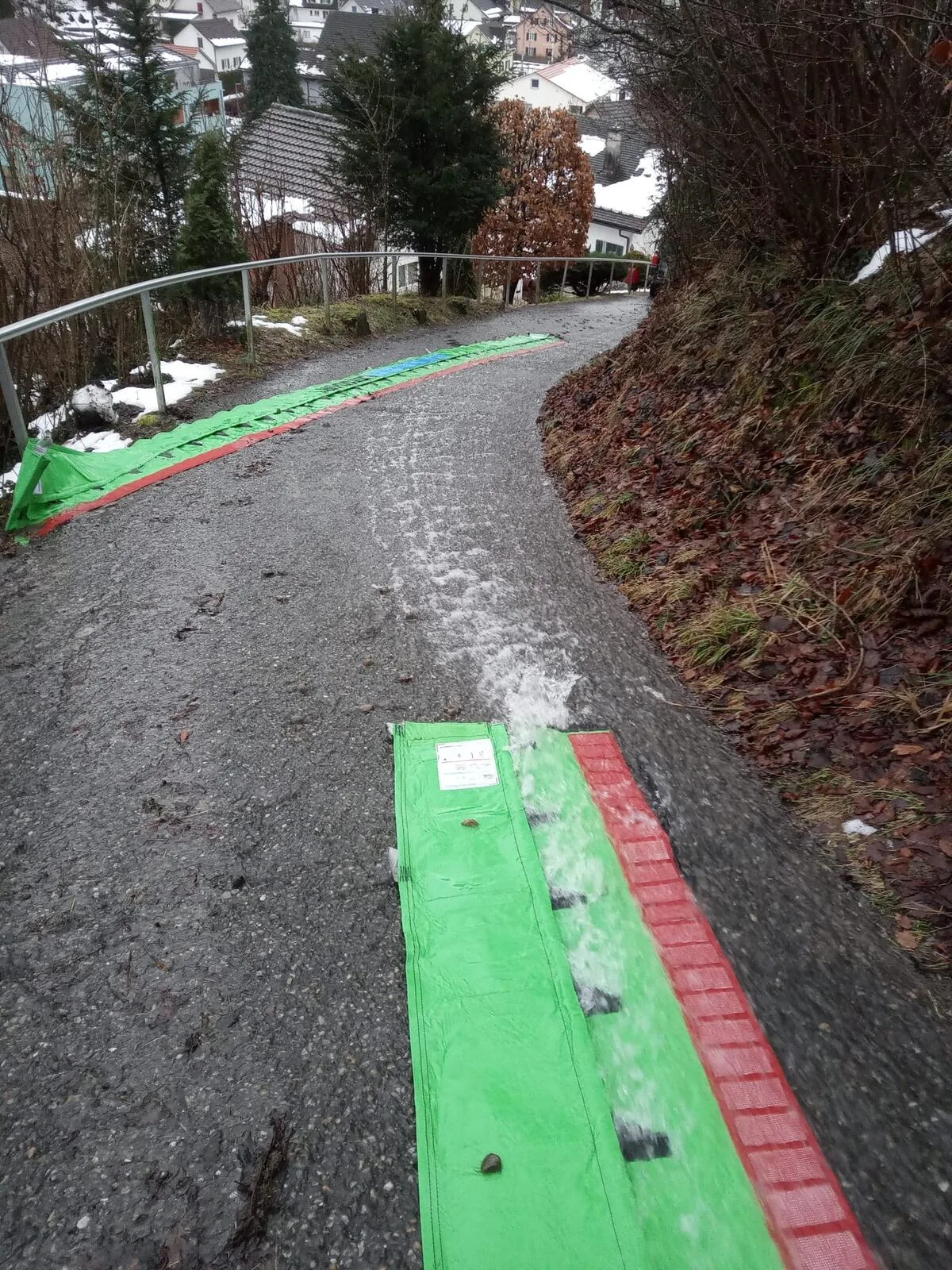 290121_feuerwehrzell_gaeh_3 Am Donnerstagabend stand die Feuerwehr Zell in Kollbrunn im Einsatz., Dies, weil viel Wasser einen kleinen Weg hinunterfloss., Der Feuerwehrkommandant rechnet mit weiteren Einsätzen.
