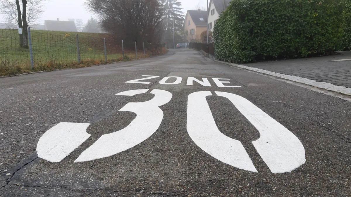 20201214_123151_preview Wie hier an der Alpenstrasse soll bald schon in allen Quartieren Tempo 30 gelten – findet eine Mehrheit des Gemeinderats., Das ist die aktuelle Situation in Sachen Tempo 30 in Dübendorf. Rot eingezeichnet sind die neuen Zonen gemäss Motion Johner.