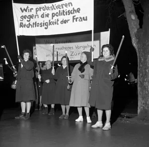 14_fackelzug1966_101101179 An Fackelzügen machten die Frauen auf ihre politische Stimmlosigkeit aufmerksam., Die Frauenzentrale Zürich wiederholte diesen Fackelzug am 3. Februar 2020., Die Russikerin Gertrud Fischer..., ....Historikerin Heidi Witzig..., Und Altgemeinderätin Mäges Berlinger denken an die Zeit des Um- und Aufbruchs zurück., Am 15. November 1970 nahmen die Zürcher das kantonale Frauenstimm- und Wahlrecht an.