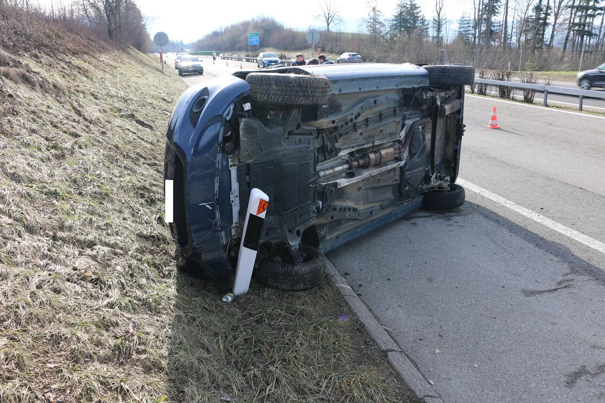 210205_hinwil-1612526484757 Eine 51-jährige Autofahrerin verunfallte am Freitagmorgen auf der Autobahn 15 in Richtung Hinwil.