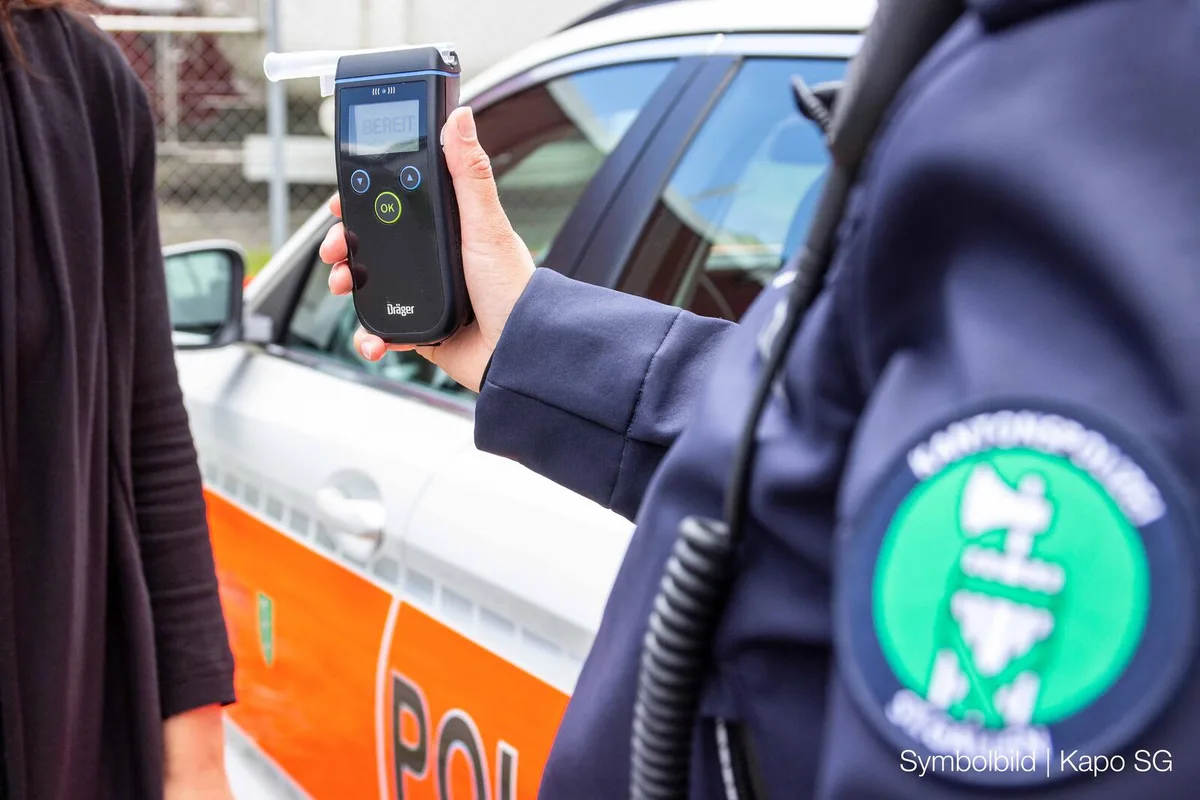 symbolbild_alkoholkontrolle Bei einer Alkoholkontrolle stellte die Polizei bei einem Autofahrer viel zu hohe Werte fest.