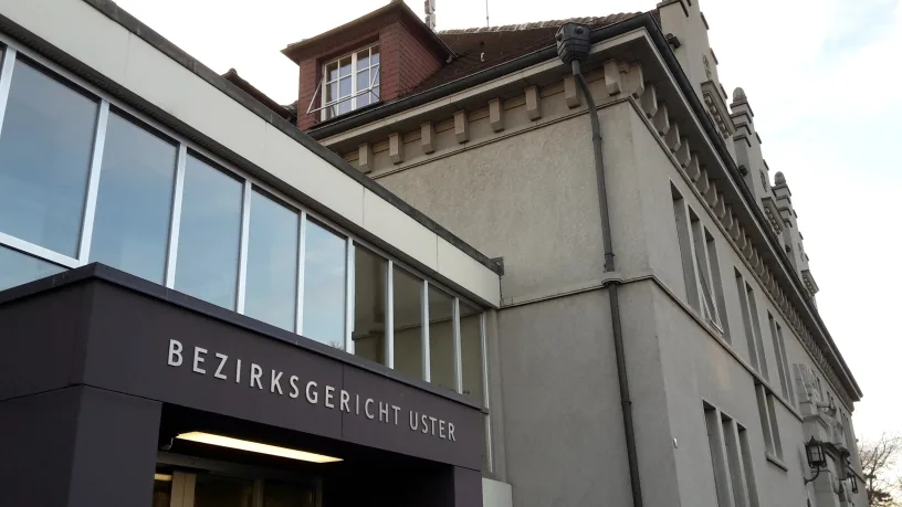 25_bgu_ehi_4_korr Das Bezirksgericht Uster musste sich mit einem ungewöhnlich jungen Messerstecher befassen.