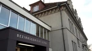 25_bgu_ehi_4_korr Das Bezirksgericht Uster musste sich mit einem ungewöhnlich jungen Messerstecher befassen.