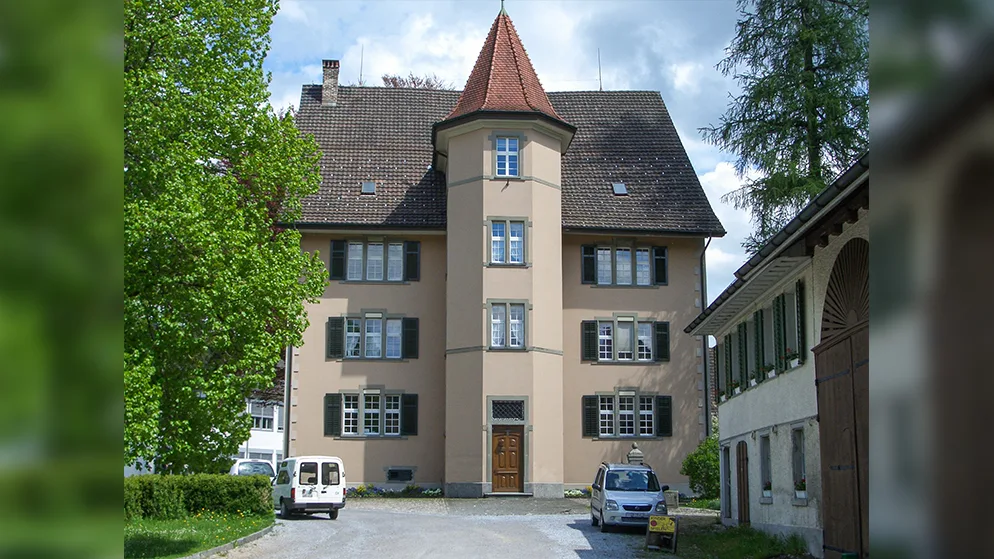 090221_schloss-turbenthal_pd_web Das Schloss Turbenthal gehört zu den markanten Gebäuden der Gemeinde (Aufnahme von 2005)., Zu Beginn des 20. Jahrhunderts war darin eine Schule für Taubstumme eingerichtet (Aufnahme um 1930)., Das schloss Turbenthal um 1968, kurz vor seiner umfangreichen Sanierung., Heute ist das Schloss Bestandteil des Gehörlosendorfs Turbenthal.