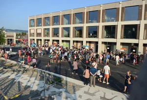 bu-1schultag-kraemeracker_20082018_jam4 Das Schulhaus Krämeracker wurde im Sommer 2018 eröffnet., Rund 36,7 Millionen Franken kostete der Neubau.