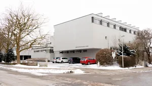 uster_schulhaus_wueeri_01_0 Das Schulhaus Wüeri gehört der Oberstufenschulgemeinde Nänikon-Greifensee. Uster könnte es bei einer Auflösung übernehmen. , Oberstufenschulpräsident Ulrich Schmid will nicht von einer Auflösung seiner Schulgemeinde wissen., Bezirksratspräsident Marcel Tanner duldet Schmids vorgehen nicht und kündigt an, dagegen vorzugehen., Benno Scherrer, Ustermer Sekundarschulpräsident, versucht erfolglos Schmid zu einer Auflösung zu bewegen., Die Greifenseer Gemeindepräsidentin Monika Keller (FDP) wird sich weiterhin mit dem Bau eines Schulhauses beschäftigen müssen.