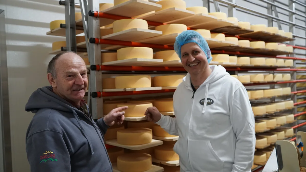 160221_kaeserei_wildberg_gaeh_10_0 Jakob Graf und Roland Rüegg begutachten die ersten Rahmkäse, welche in der neuen Käserei produziert wurden., Die Milchtanks beim Neubau können mit mehreren tausend Liter Milch gefüllt werden., 100 Kilogramm wiegt dieser Emmentaler., Dieser Käsekessel fasst bis zu 4000 Liter Milch., Genau wie dieser hier. Momentan wird darin Emmentaler gefertigt.