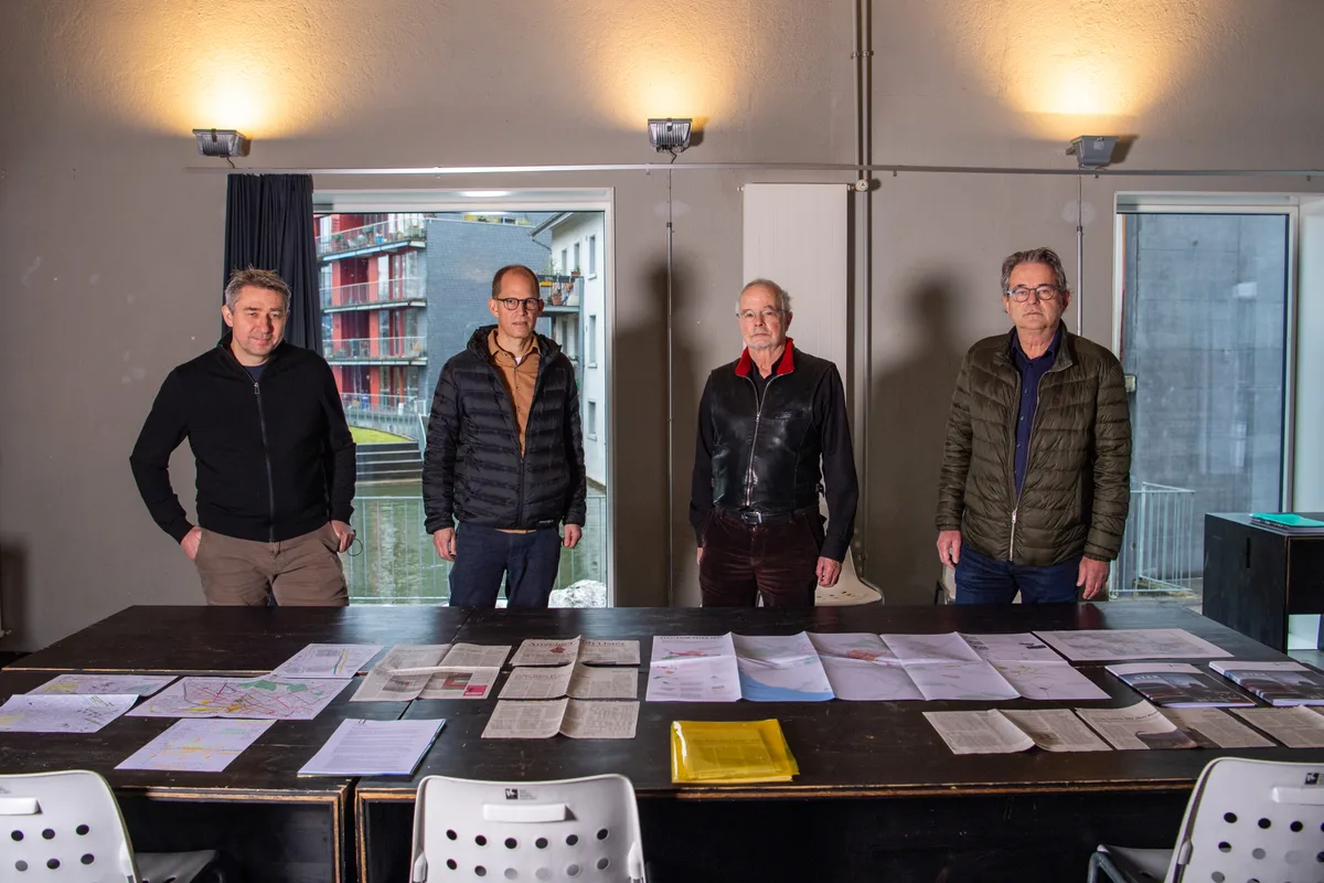 Kaspar Thalmann, Roger Moos, Werner Reichle und Martin Eicher (v.l.) vertreten die Architektengruppe Echolot., Sie kritisieren den Ustermer Stadtrat für ihren Bahnquerungsbericht, der drei Unterführungen vorsieht.