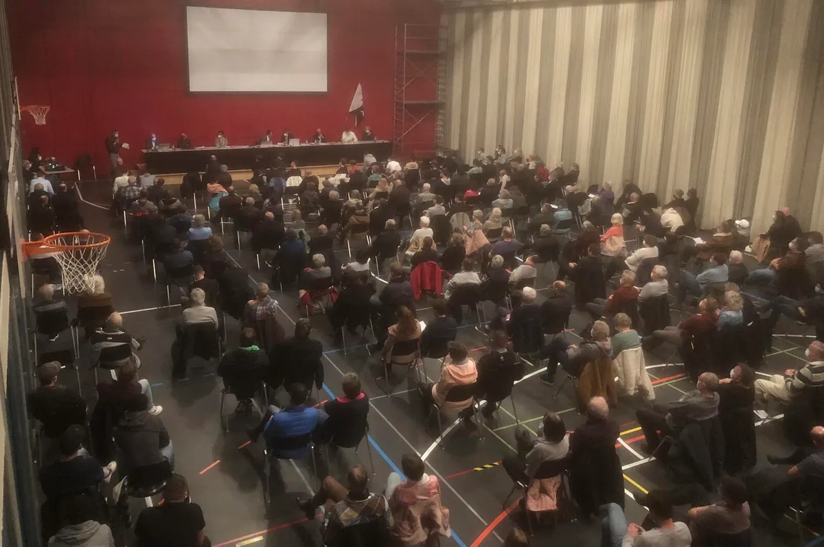 gv_wislig_3 234 Stimmberechtigte kamen in die Mehrzweckhalle Widum, um erneut über das Budget zu befinden., Die Gemeinde Weisslingen muss sparen., Die Sparmassnahmen betreffen unter anderem die budgetierten Ausgaben im Strassenunterhalt., Gemeindepräsident und Finanzvorstand Andrea Conzett (WF) hat das überarbeitete Budget durchgebracht.
