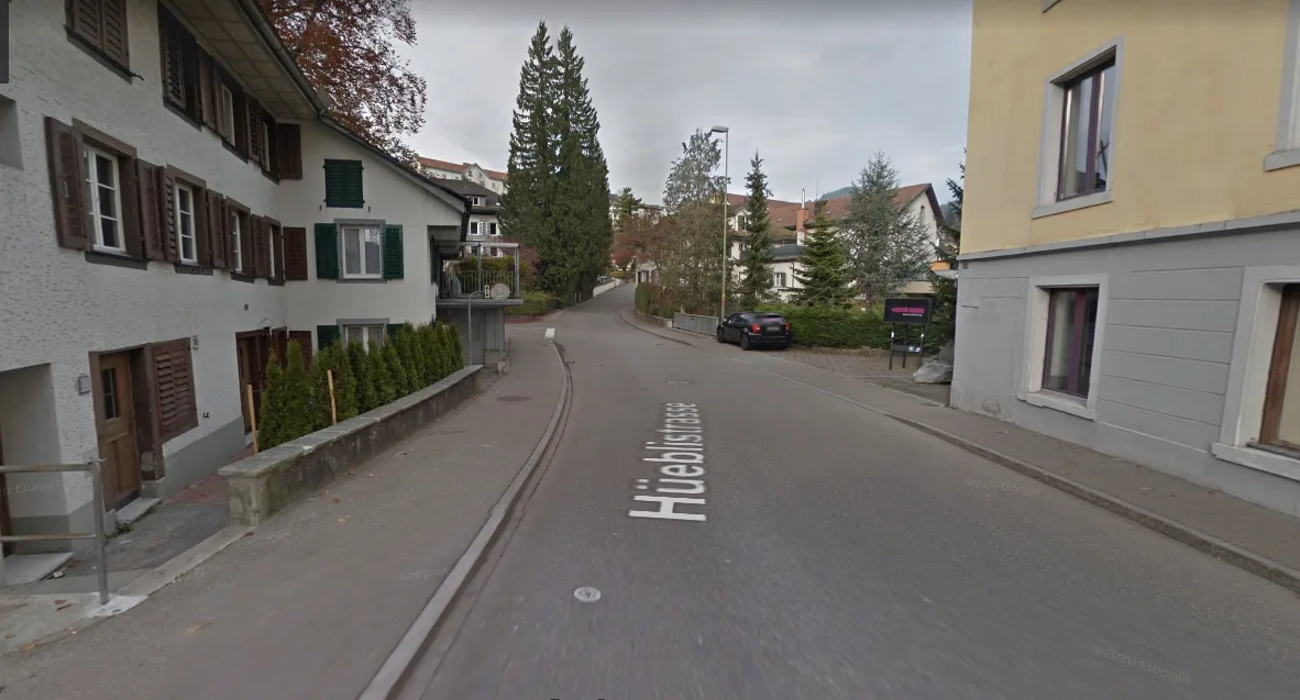 Die Hüeblistrasse ist nicht so in Form - und stellenweise gefährlich. Deshalb gibts jetzt eine Erneuerung.