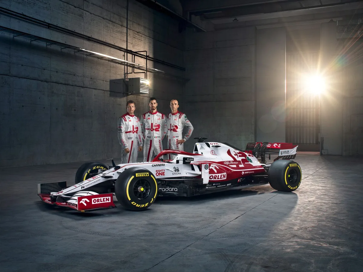 large-arro_2021_c41_3-4_front_left_driver Kimi Räikkönen, Antonio Giovinazzi und Robert Kubica mit dem C41.