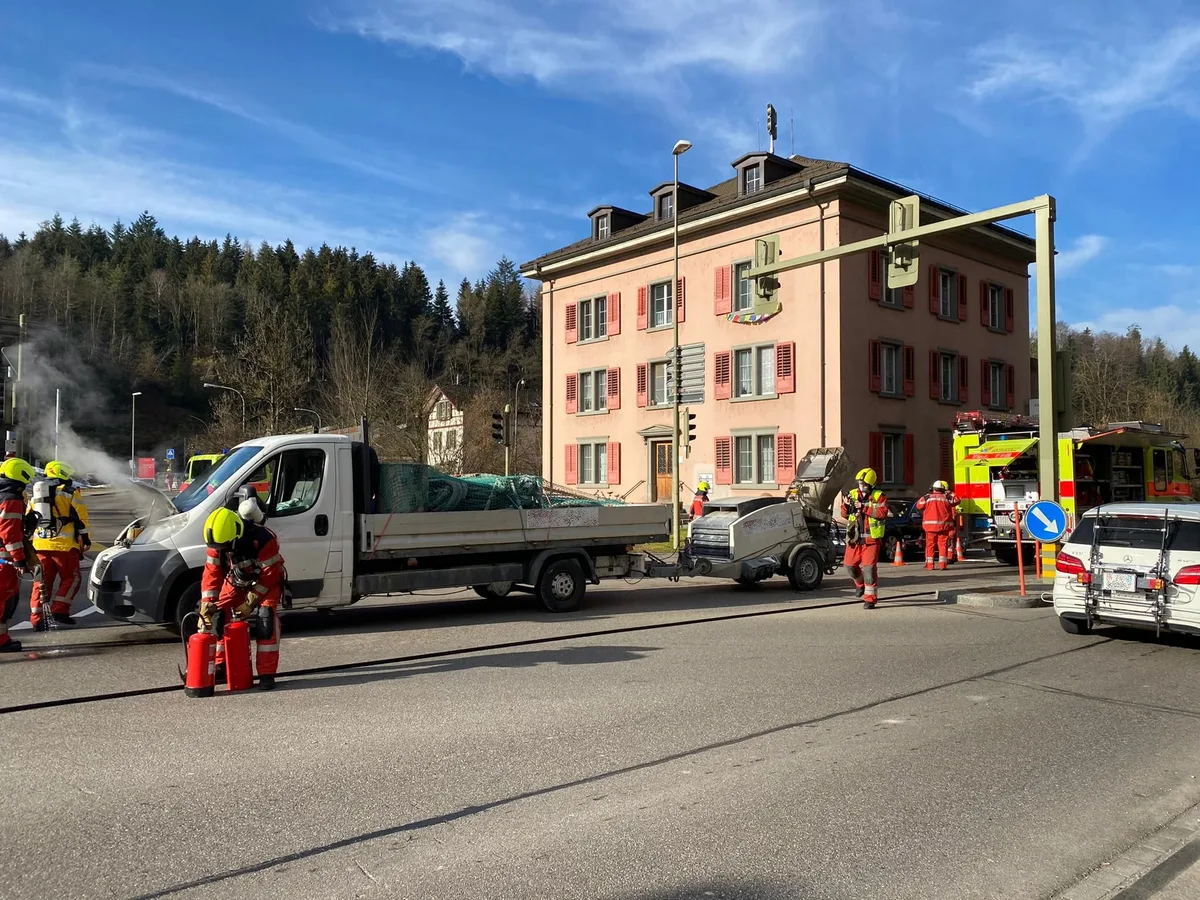 autobrand_0 Wegen eines brennenden Fahrzeugs musste die Feuerwehr Wetzikon-Seegräben gestern ausrücken.