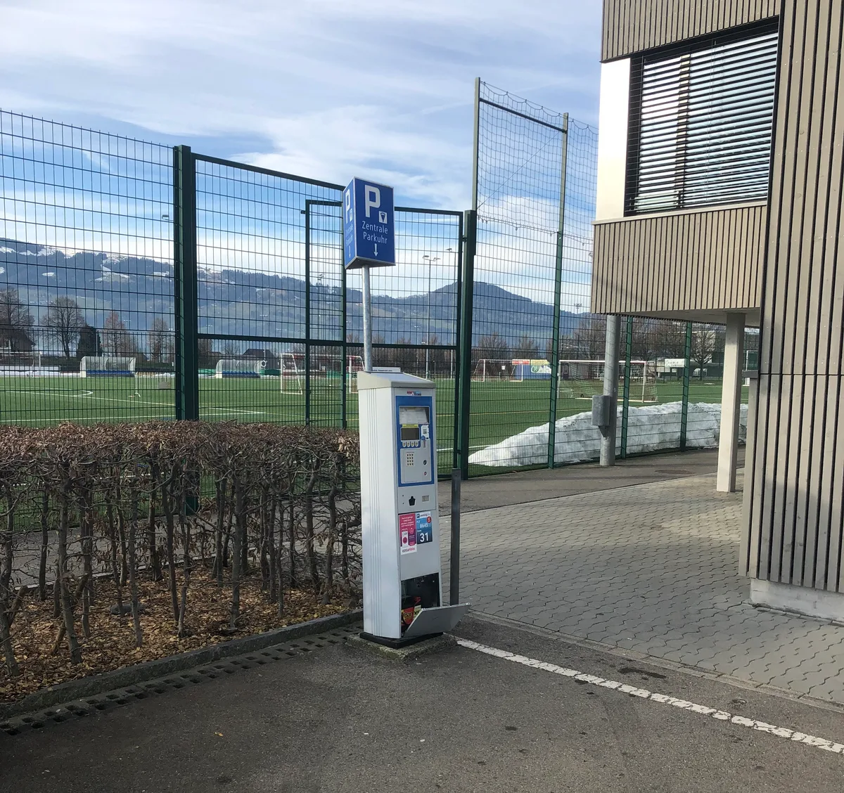 rapperswil_jona_parking Eine unbekannte Person rammte diesen Ticketautomaten und fuhr anschliessend davon.