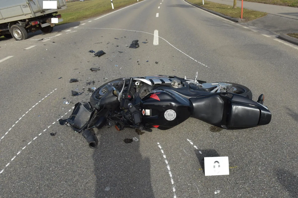 toeffunfall Am Dienstagnachmittag prallte ein Töfffahrer in Folge einer Vollbremsung in einen Lieferwagen.
