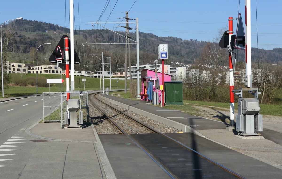 forchbahn-haltestelle-emmat Bald sollen diese Perrons höher, länger und breiter werden. Der Farbtupfer in Form des pinken Wartehäuschens bleibt erhalten.