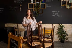 hinwil_23022021_sosocafe_crm_9 Muss vielleicht bald endgültig schliessen: Nadja Schloss im SoSo-Café. , Nun will sie mit einem Crowdfunding retten, was noch zu retten ist., Sonst sieht es bald zappenduster aus.