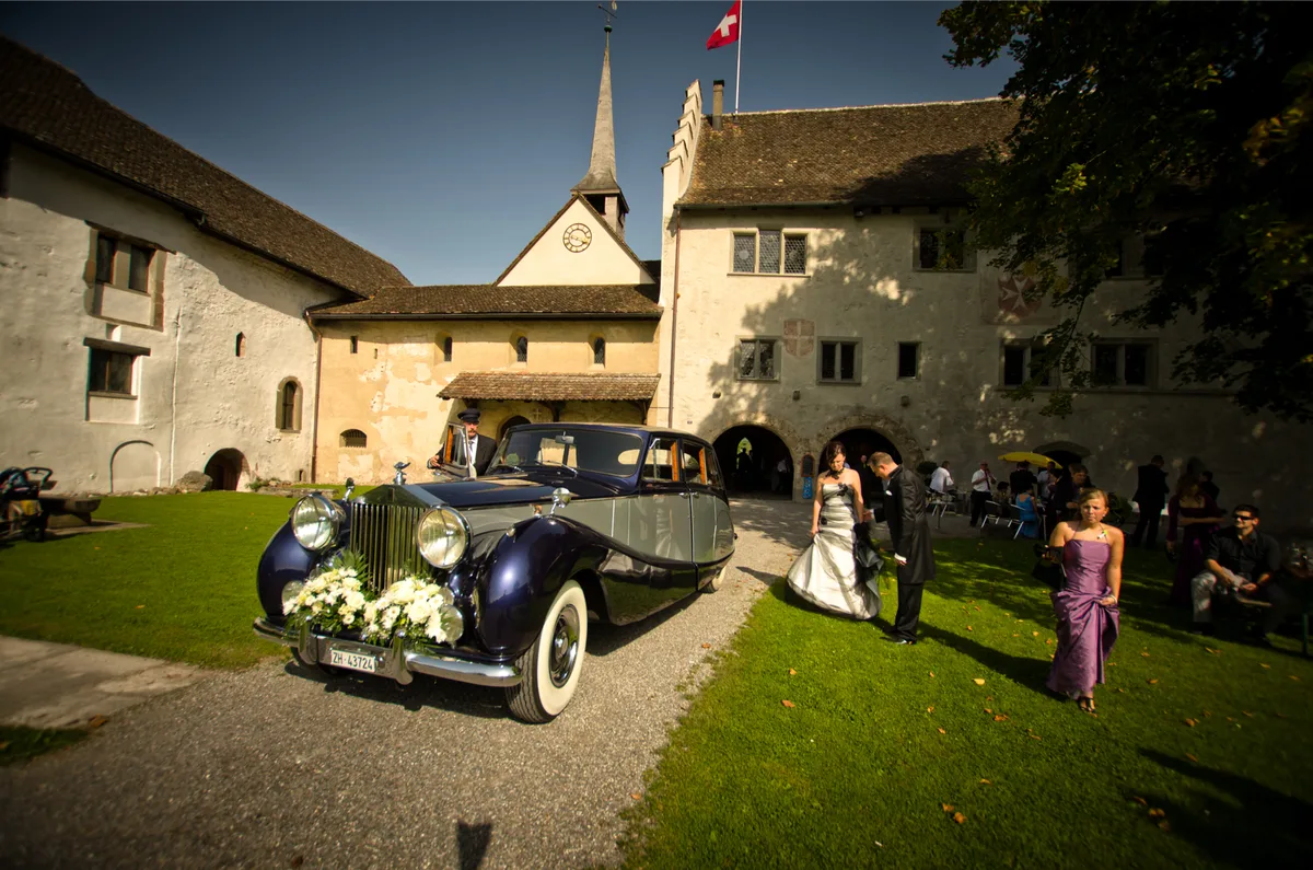 hochzeitsfoto2011-claudiamarcel-0903-160214_preview Die wohl beliebteste Lokalität für Heiraten ist das Ritterhaus Bubikon., Im Ritterhaus können sowohl zivile wie kirchliche Hochzeiten gefeiert werden., Im Schloss Greifensee fand 2019 die erste Wedding Emotion statt., Bei Hochzeitspaaren ist auch der Juckerhof in Seegräben beliebt. , Der Ustermer Edi Baumann, der als freier Trauredner wirkt, verzeichnet aktuell eine grosse Zurückhaltung für Hochzeitsfeiern., In der Kirche Seegräben fand im 2020 keine Hochzeit statt., Schon seit Jahrzehnten Anlaufstelle für Hochzeitspaare: das Bubiker Ritterhaus., Im letzten Jahr wichen einige Brautpaare auf die reformierte Kirche Kyburg aus., Zu den beliebten Hochzeitkirchen in der Region gehört auch jene im Städtli Greifensee., Die Lazariterkirche im Dübendorfer Gfenn ist in Coronazeiten wenig für Trauungen nachgefragt worden., In diesem Raum des Klangmaschinenmuseums in Dürnten findet im April die erste Trauung statt. , Ein Bild aus virenfreien Zeiten: eine grosse Festgesellschaften im Hof des Ritterhauses Bubikon.